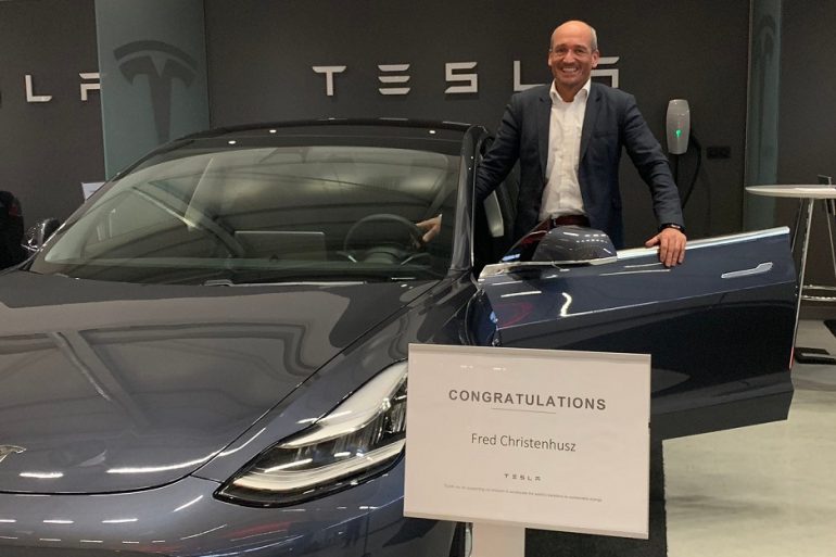 Tesla привезла первую партию официальных электромобилей Model 3 в Европу, однако доставки заказчикам задерживаются из-за "неожиданных проблем"