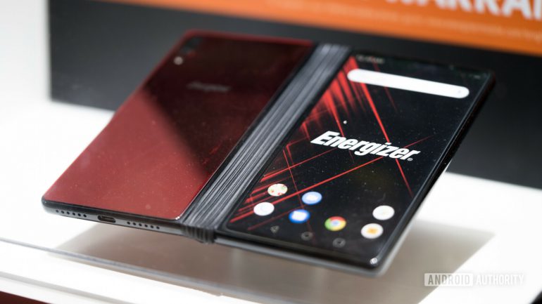 Energizer также представила сгибающийся смартфон — с двумя экранами, Snapdragon 855, 5G и аккумулятором на 10 000 мА•ч. И он почти втрое дешевле Huawei Mate X