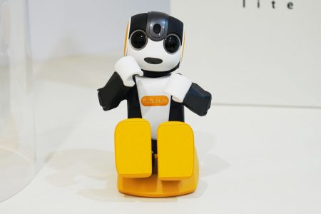 Новый миниатюрный робот-гуманоид Sharp RoBoHoN не умеет ходить, но зато стоит всего $715
