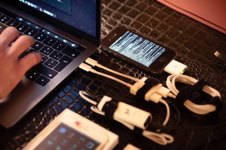 Хакеры используют прототипы iPhone для разработчиков (украденные с заводов Foxconn) для взлома потребительских iPhone. Их они покупают на черном рынке по несколько тысяч долларов