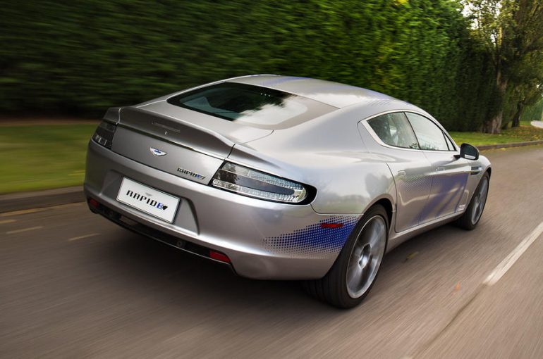 В новом фильме про Джеймса Бонда британский шпион пересядет с классического Aston Martin на электрический Aston Martin Rapide E