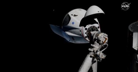 Есть захват! Космический корабль SpaceX Crew Dragon успешно пристыковался к МКС