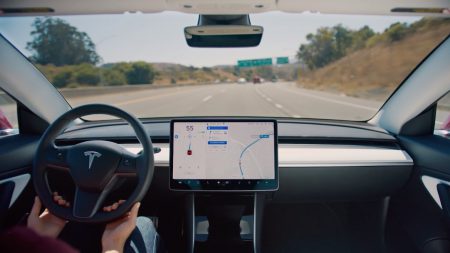 Tesla снова начала предлагать спорную опцию «полностью самоуправляемого движения» (Full Self-Driving)