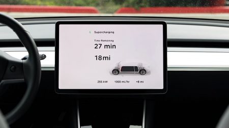 «120 км за 5 минут». Tesla представила третье поколение станций быстрой зарядки Supercharger V3 с удвоенной мощностью (250 кВт!)