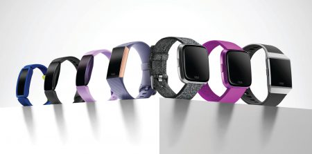 Fitbit выпустил умные часы Versa Lite и трио новых фитнес-браслетов для всей семьи