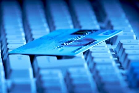 НБУ: количество незаконных списаний с банковских карт за год выросло в 1,4 раза