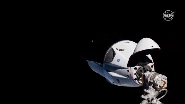 Есть захват! Космический корабль SpaceX Crew Dragon успешно пристыковался к МКС