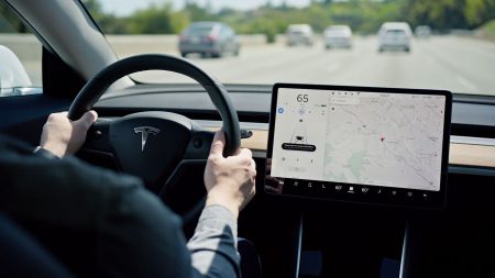 Автопилот Tesla отныне может перестраиваться в другой ряд без явного согласия водителя