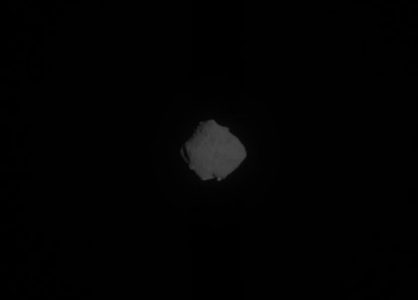«Хаябуса-2» успешно сбросила бомбу для создания кратера на астероиде Рюгу. И она взорвалась! (фото с подтверждением)
