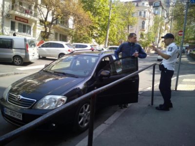 На улицах Киева наконец появились инспекторы по парковке. Пока они выписывают только предупреждения