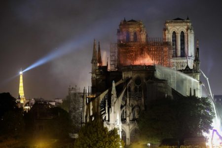 YouTube принял горящий собор Парижской Богоматери за фейковое видео, связанное с терактами 11 сентября