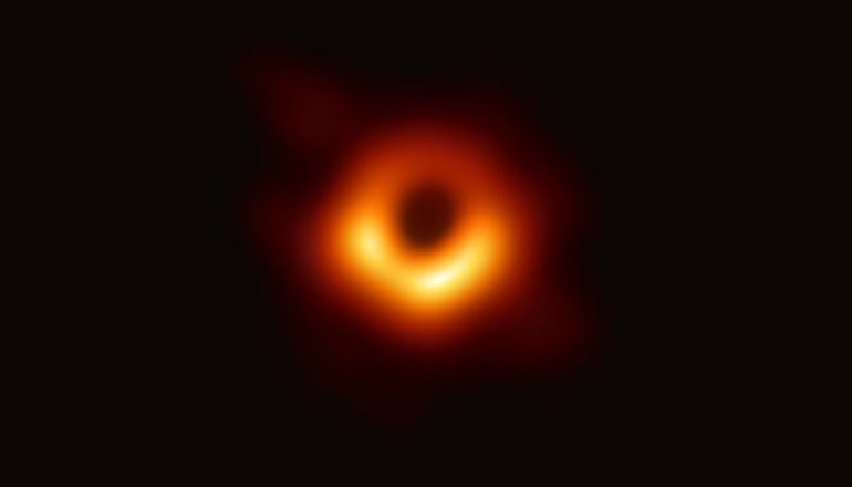 Астрофизики впервые показали изображение горизонта событий черной дыры