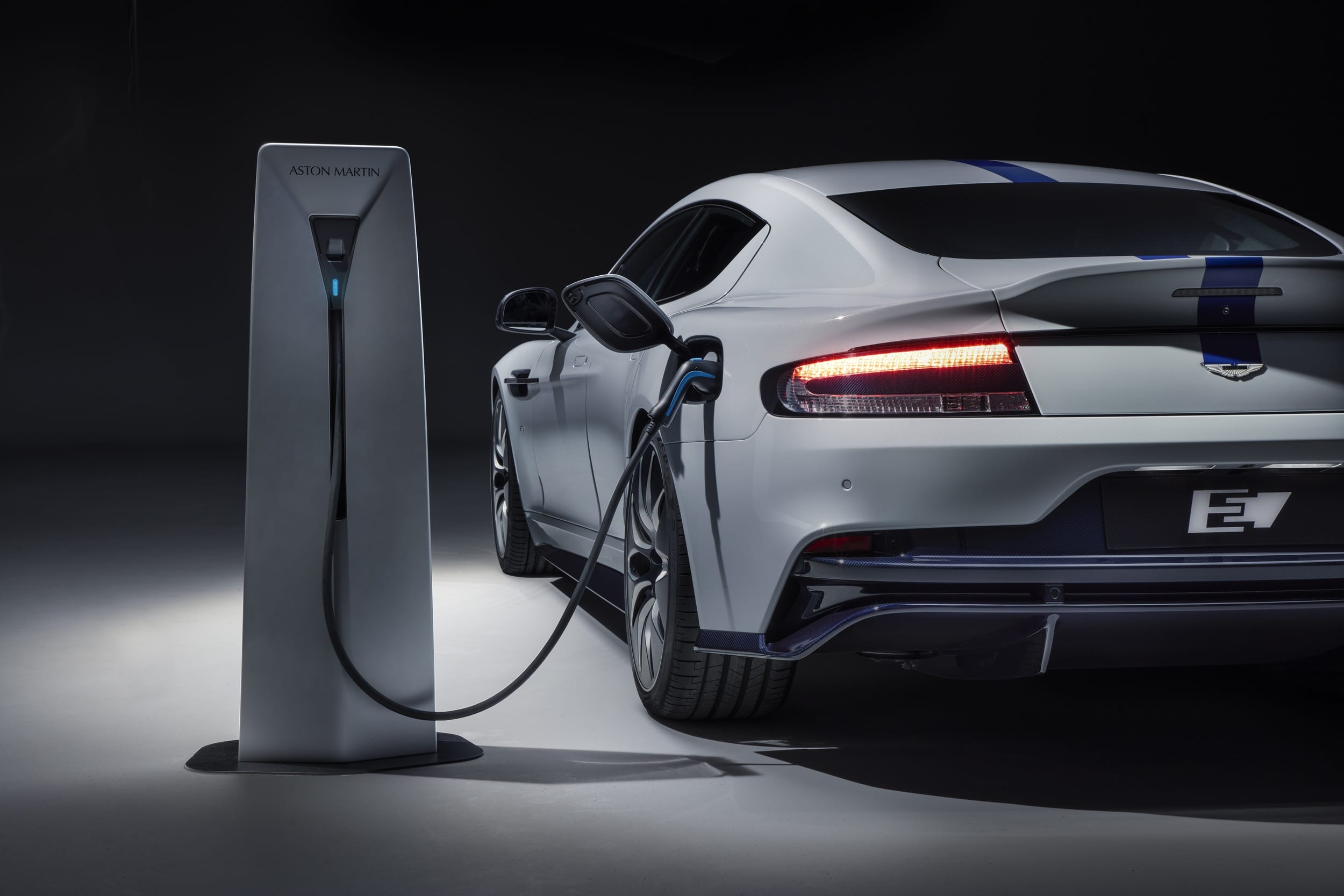 Серийный электромобиль Aston Martin Rapide E представлен официально пара электродвигателей мощностью 610 л.с. на задней оси батарея на 65 кВтч