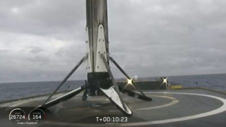 Стихия наносит новый удар. Центральный ускоритель первой ступени Falcon Heavy упал в океан при транспортировке