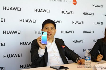 Huawei все объяснила. «Подбородки» безрамочным смартфонам нужны, чтобы не было случайных нажатий