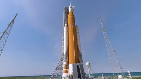 Идет подсчет. NASA готовит новый бюджет для ускорения возвращения на Луну, основной вариант для первого запуска (без экипажа) пилотируемого Orion в 2020 году — многострадальная SLS, запасной — Falcon Heavy