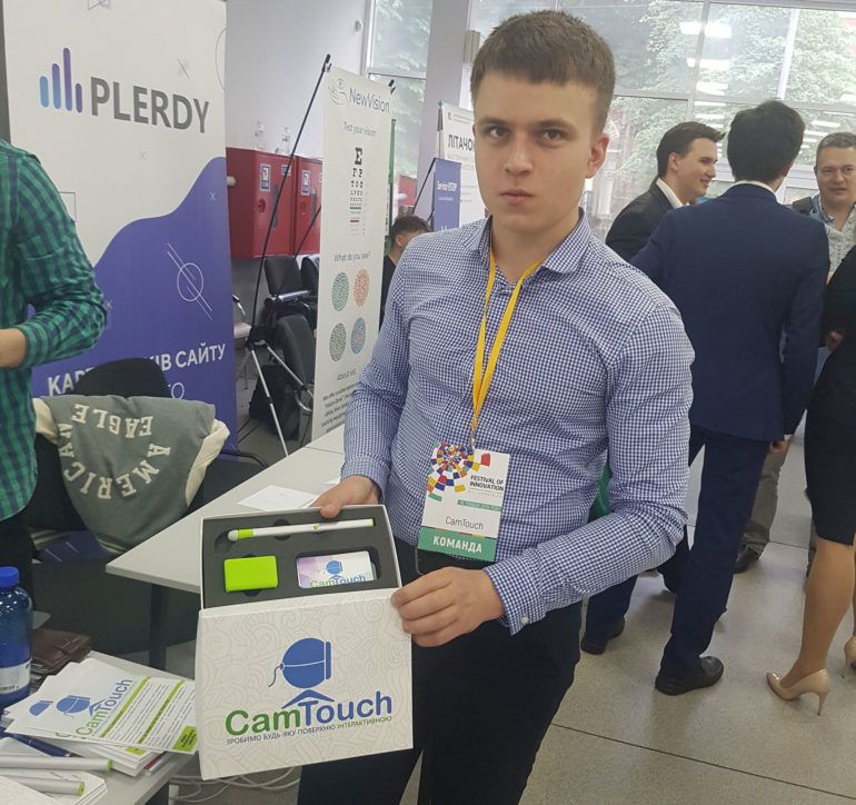 Проект CamTouch, трансформирующий монитор или проектор в интерактивную доску, стал победителем украинского «Фестиваля инноваций»