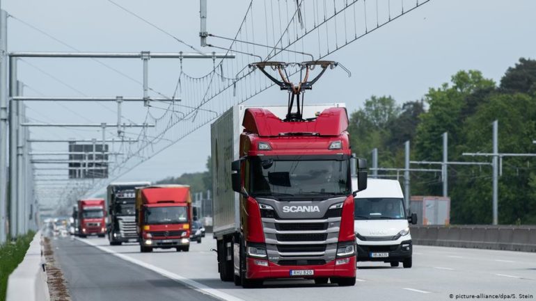 В Германии открыли первый "электрический автобан" для грузовиков с токосъемниками