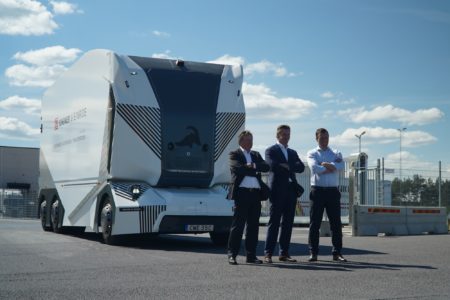 Шведский автономный электрогрузовик Einride T-Pod впервые самостоятельно выехал на дороги общего пользования