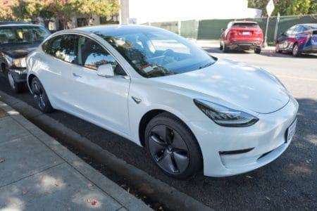 Tesla заблокировала некоторые функции в самой доступной версии электромобиля Model 3