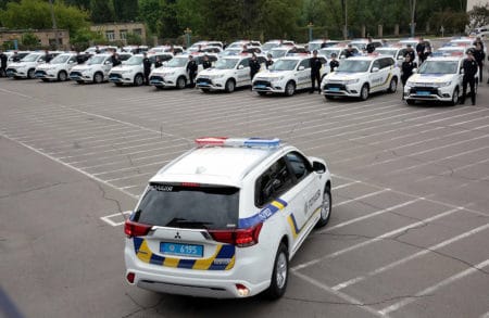 Национальная полиция Украины получила 83 гибридных кроссовера Mitsubishi Outlander PHEV в рамках Киотского протокола (и повредила 1300 из 2500 служебных автомобилей за четыре года)