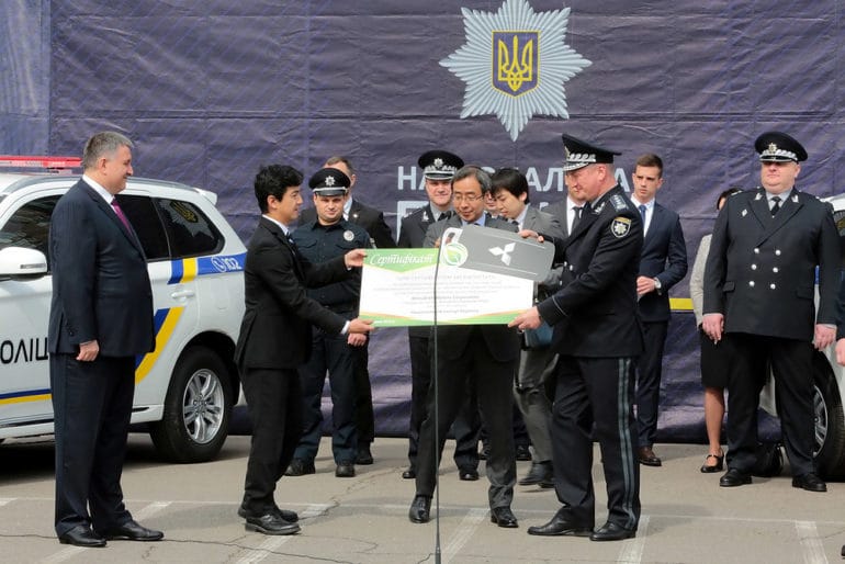 Национальная полиция Украины получила 83 гибридных кроссовера Mitsubishi Outlander PHEV в рамках Киотского протокола (и повредила 1300 из 2500 служебных автомобилей за четыре года)