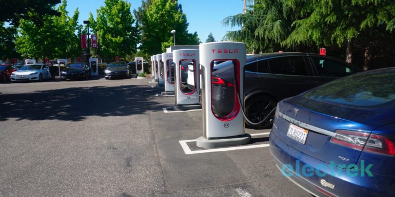 Tesla начала ограничивать заряд батарей до 80% емкости на самых загруженных станциях Supercharger (ограничение затронуло 17% всех станций в США)