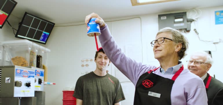 Билл Гейтс и Уоррен Баффетт обслужили посетителей одной из закусочных Dairy Queen