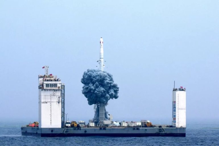 Китайские инженеры запустили ракету-носитель с морской платформы