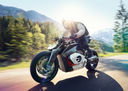 Немцы показали концепт электромотоцикла BMW Motorrad Vision DC Roadster, выполненный в стиле классических мотоциклов бренда