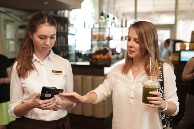 Visa и Ощадбанк начали тестировать в Украине технологию Tap to Phone для приема бесконтактных платежей на смартфонах