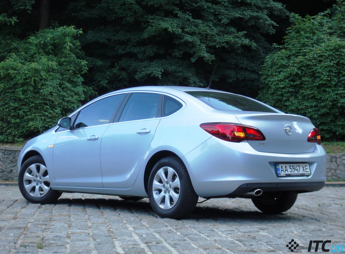 Тест-драйв Opel Astra Sedan: надежда дилеров