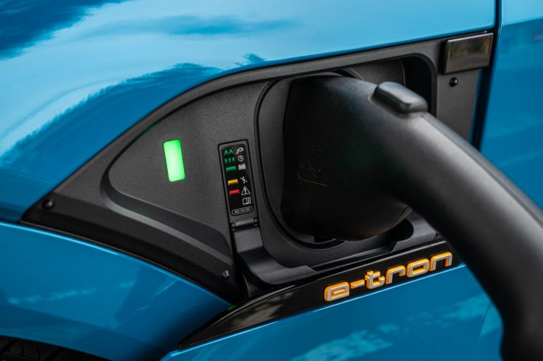 Audi отзывает электрокроссоверы Audi e-tron из-за риска короткого замыкания и возгорания батарей