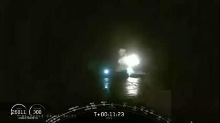 Центральный блок Falcon Heavy промахнулся при посадке и разбился неподалеку от платформы