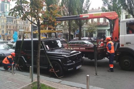 В Киеве наконец-то начали штрафовать нарушителей и эвакуировать неправильно припаркованные автомобили