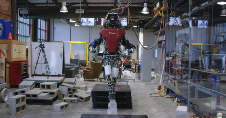 Американские инженеры научили гуманоидного робота Atlas ходить по узким доскам и «развалинам»