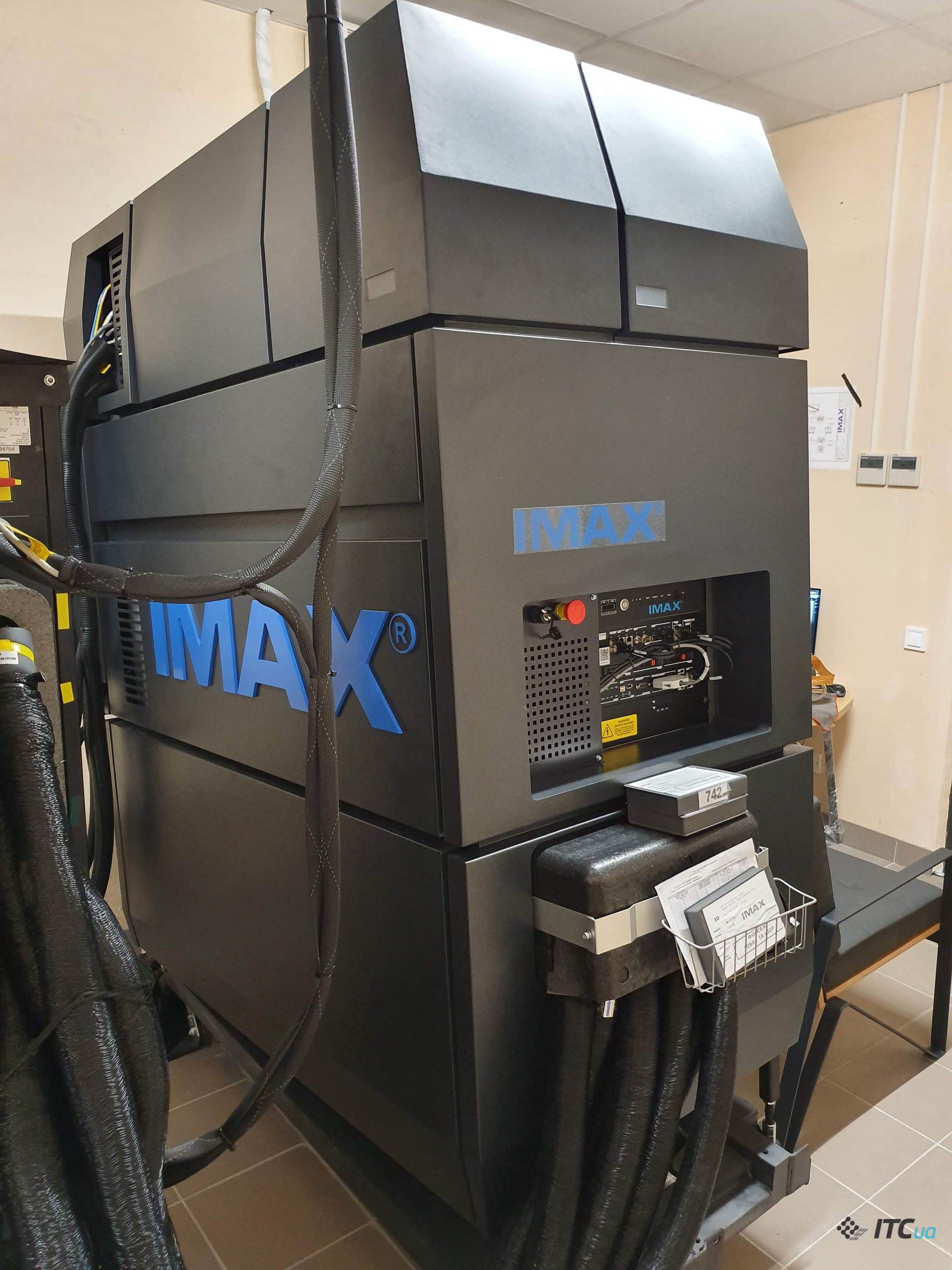 Лазер класса 4: Как выглядит кинозал и проектор IMAX with Laser в "Пла...