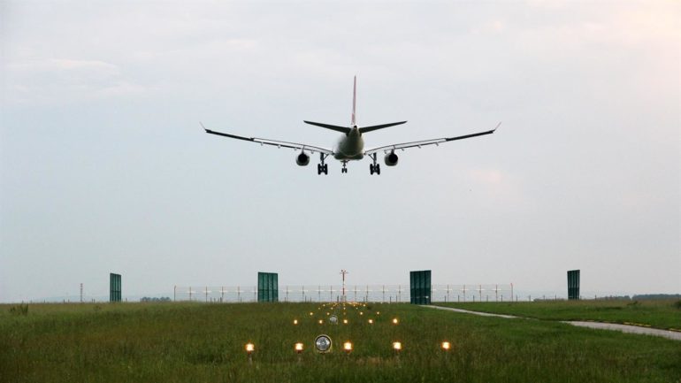 Немецкие и австрийские инженеры уменьшат интервалы между посадками самолетов при помощи параллельных панелей