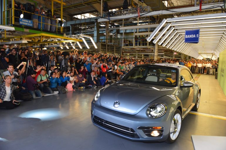 Сегодня Volkswagen официально завершил производство культовой модели Beetle (но через несколько лет он может вернуться в виде электромобиля)