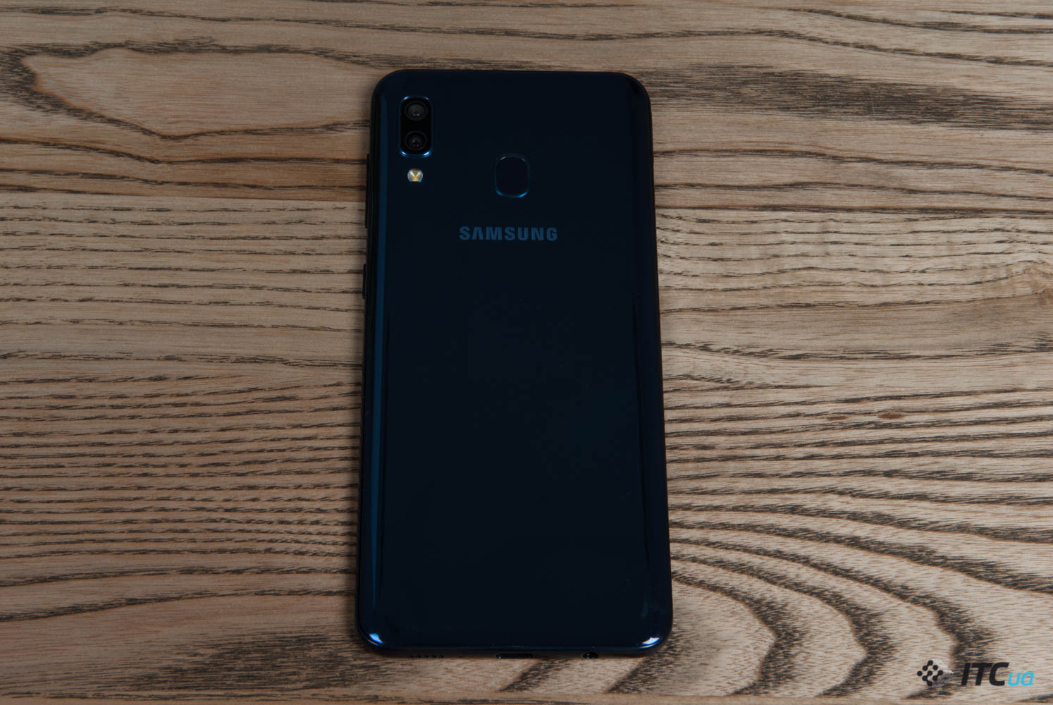 Galaxy A40 - обзор компактного смартфона Samsung