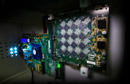 Intel создала высокоэффективные ИИ-чипы для протезов и самоуправляемых автомобилей
