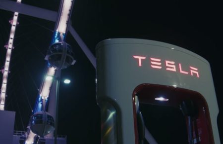 Tesla открыла производительную зарядную станцию V3 Supercharger в Лас-Вегасе на солнечных панелях, она может обслуживать 1500 автомобилей в сутки