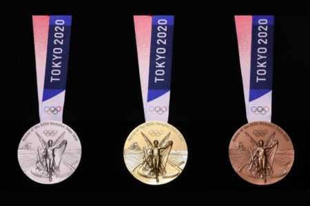 В Токио показали медали летней Олимпиады-2020 — те самые, которые изготовили из переработанной электроники