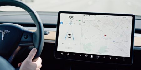 Tesla продемонстрировала возможности систем безопасности своего фирменного автопилота