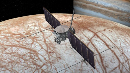 NASA утвердило межпланетную миссию Europa Clipper, в рамках которой астрономы планируют исследовать ледяную кору и подповерхностный океан Европы (спутника Юпитера)