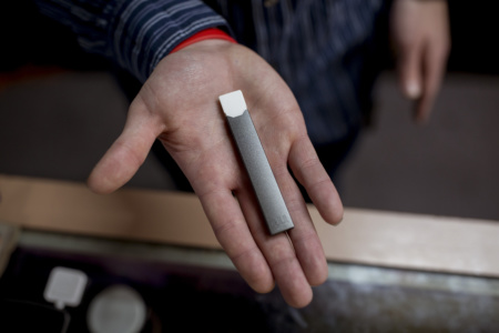 Глава производителя электронных сигарет Juul признал, что последствия вейпа не изучены