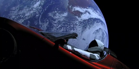 Запущенный в космос автомобиль Tesla Roadster Илона Маска с манекеном Starman совершил первый оборот вокруг Солнца