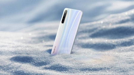 Достойный конкурент Redmi Note 8 Pro. 64-мегапиксельный Realme XT красуется на официальном изображении в цвете Silver Wing White