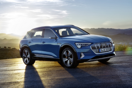 Анонсирована более дешевая версия электрокроссовера Audi e-tron 50 для европейского рынка с батареей на 71 кВтч, запасом хода 300 км и ценником $55 тыс.
