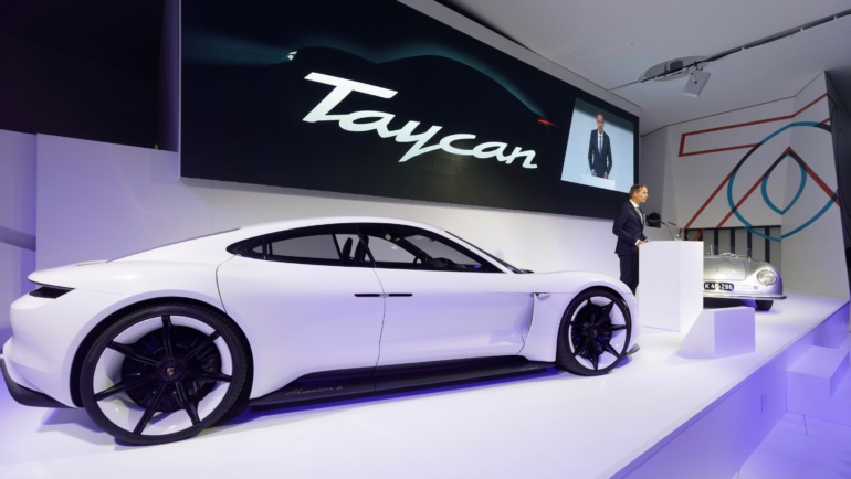 Porsche продемонстрировал приборную панель электромобиля Taycan с отдельным сенсорным экраном для переднего пассажира